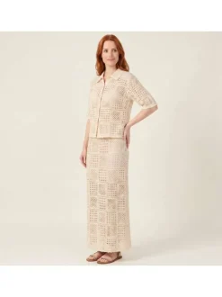 Chemisier beige uni pourvu d'un col chemise et de manches courtes