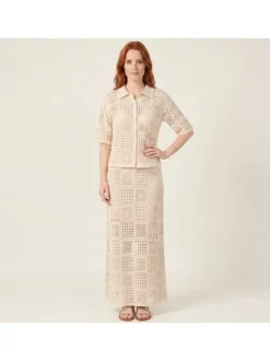 Chemisier beige uni pourvu d'un col chemise et de manches courtes