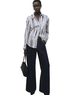 Chemisier blanc à rayures bleues avec une coupe droite et un col à revers