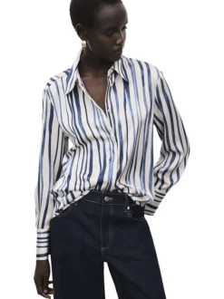 Chemisier blanc à rayures bleues avec une coupe droite et un col à revers