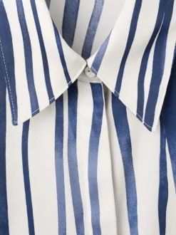 Chemisier blanc à rayures bleues avec une coupe droite et un col à revers
