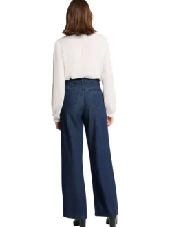 Chemisier blanc uni avec une coupe droite et des manches longues