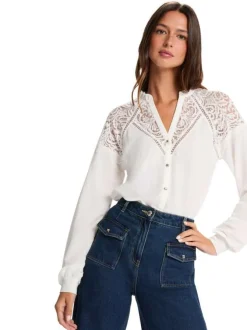 Chemisier blanc uni avec une coupe droite et des manches longues