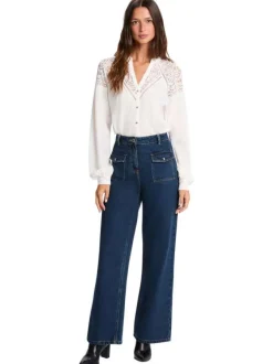 Chemisier blanc uni avec une coupe droite et des manches longues