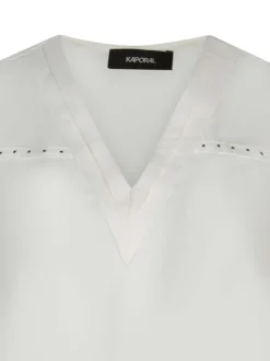Chemisier blanc uni avec une coupe droite et un col v à manches courtes