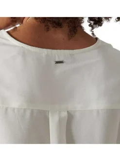 Chemisier blanc uni avec une coupe droite et un col v à manches courtes