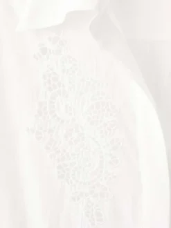 Chemisier blanc uni avec une coupe droite et un motif floral ajouré