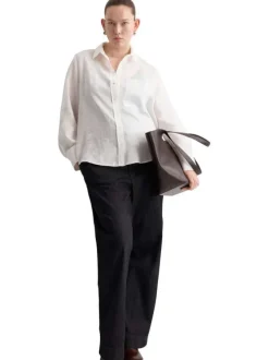 Chemisier blanc uni coupe ample avec un col à revers et des manches longues