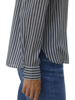 Chemisier bleu rayé avec un col chemise et à manches longues
