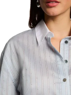 Chemisier bleu à rayures avec une coupe droite et un col à revers