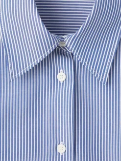 Chemisier bleu à rayures blanches avec une coupe droite et un col à revers