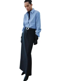Chemisier bleu à rayures blanches avec une coupe droite et un col à revers