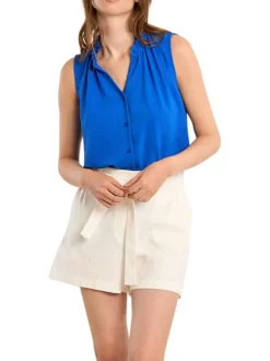 Chemisier bleu uni pourvu d'une coupe droite et d'un col chemise