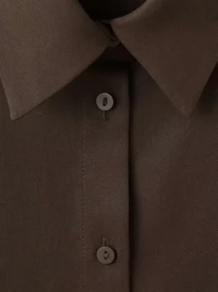 Chemisier chocolat uni avec une coupe droite et un col à revers