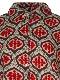 Chemisier écru avec motif fleuri rouge et bleu marine avec unne coupe droite