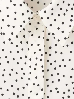 Chemisier écru à pois avec une coupe ample et des manches longues