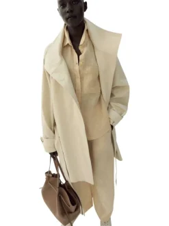 Chemisier en coton beige uni avec une coupe droite et un col à revers