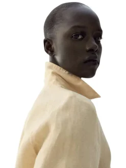 Chemisier en coton beige uni avec une coupe droite et un col à revers