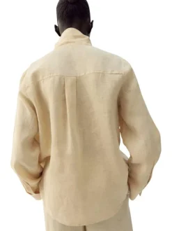Chemisier en coton beige uni avec une coupe droite et un col à revers