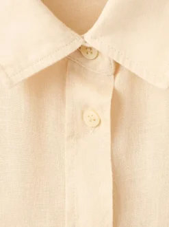 Chemisier en coton beige uni avec une coupe droite et un col à revers