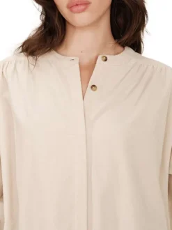 Chemisier en coton beige uni en velours avec une coupe ample et un col rond