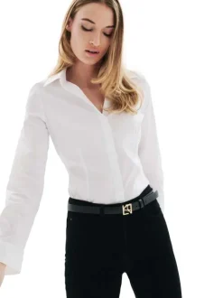 Chemisier en coton biologique blanc uni avec une coupe ajustée