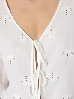 Chemisier en coton biologique blanc uni avec une coupe droite et d’un col en V