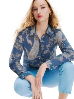 Chemisier en coton biologique bleu floral avec une coupe droite