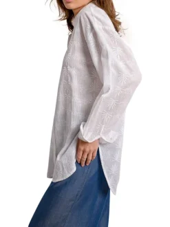 Chemisier en coton blanc brodé avec une coupe droite et un col à revers