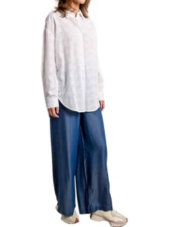 Chemisier en coton blanc brodé avec une coupe droite et un col à revers