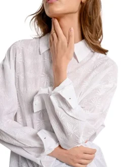 Chemisier en coton blanc brodé avec une coupe droite et un col à revers