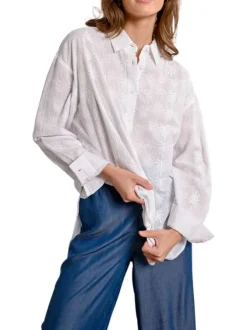 Chemisier en coton blanc brodé avec une coupe droite et un col à revers