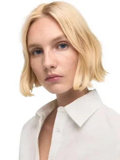 Chemisier en coton blanc uni avec une coupe droite et un col à revers