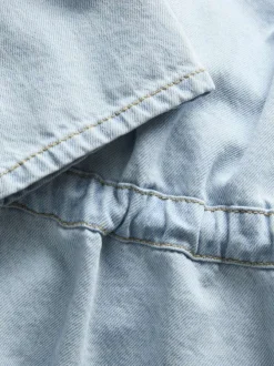 Chemisier en coton bleu clair pourvu d'un col v et de manches longues