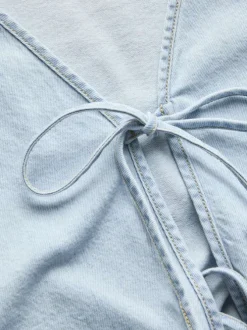 Chemisier en coton bleu clair pourvu d'un col v et de manches longues