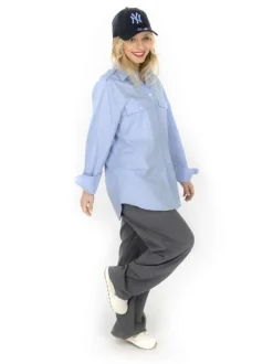 Chemisier en coton bleu à rayures blanches avec coupe droite et col français