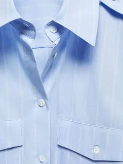 Chemisier en coton bleu à rayures blanches avec coupe droite et col français