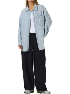 Chemisier en coton bleu uni avec une coupe droite et un col chemise