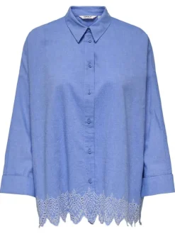 Chemisier en coton bleu uni à coupe longue avec de la broderie sur le bas
