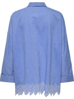 Chemisier en coton bleu uni à coupe longue avec de la broderie sur le bas