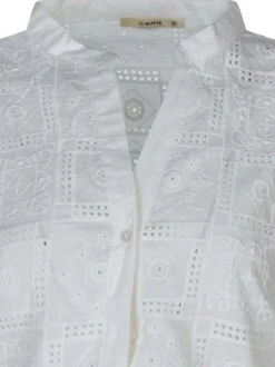 Chemisier en coton écru brodé avec un col v et une coupe droite