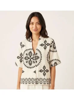 Chemisier en coton écru à motifs pourvu d'une coupe fluide et de manches courtes