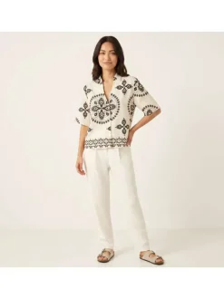 Chemisier en coton écru à motifs pourvu d'une coupe fluide et de manches courtes