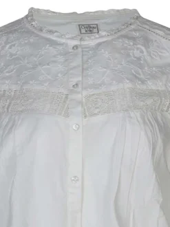Chemisier en coton écru uni avec de la broderie apparente sur le dessus
