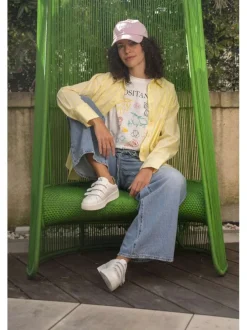Chemisier en coton jaune à rayures avec une coupe ajustée et un col chemise