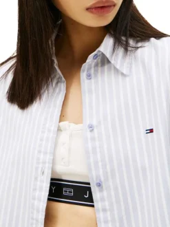 Chemisier en coton lavande à rayures avec une coupe droite et un col à revers