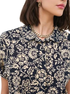 Chemisier en coton marine floral avec une coupe droite et un col boutonné
