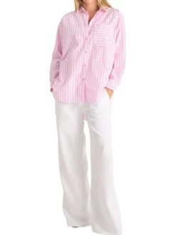 Chemisier en coton rose rayé avec une coupe droite et un col à revers