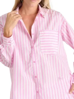 Chemisier en coton rose rayé avec une coupe droite et un col à revers