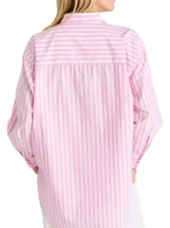 Chemisier en coton rose rayé avec une coupe droite et un col à revers
